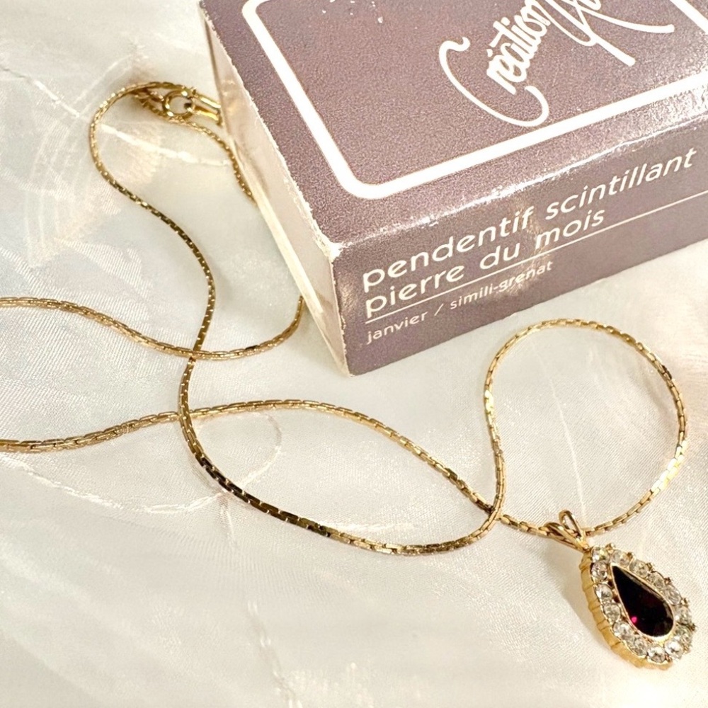 VINTAGE 1985 Avon Simulated Garnet Teardrop Halo Pendant Gold Necklace NIB
